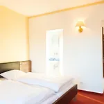בית הארחה Hotel-pension Peterhof ג'וסט