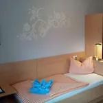 Hotel-pension Peterhof בית הארחה ג'וסט
